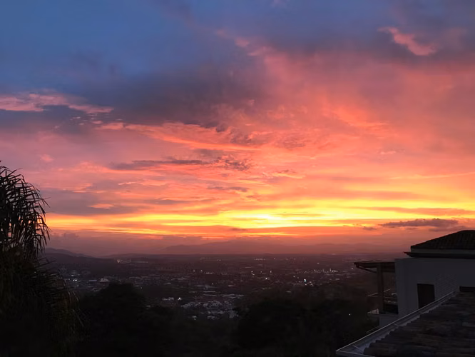Viví en grande, viví en Escazú . Residencia de lujo en exclusivo condominio