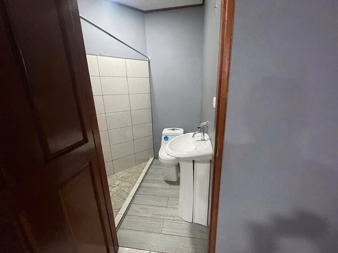 Se alquila estudio Ejecutivo en Desamparados. - Imagen 12