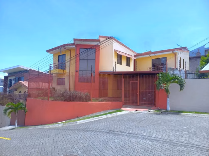 ¡Casa en Venta en Guadalupe! ¡5 habitaciones + patio! Inversión familiar con apartamento