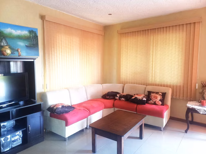 ¡Casa en Venta en Guadalupe! ¡5 habitaciones + patio! Inversión familiar con apartamento - Imagen 3