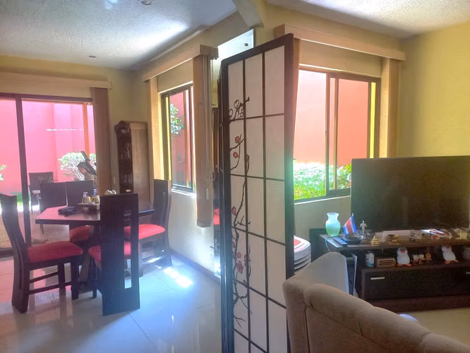 ¡Casa en Venta en Guadalupe! ¡5 habitaciones + patio! Inversión familiar con apartamento - Imagen 4