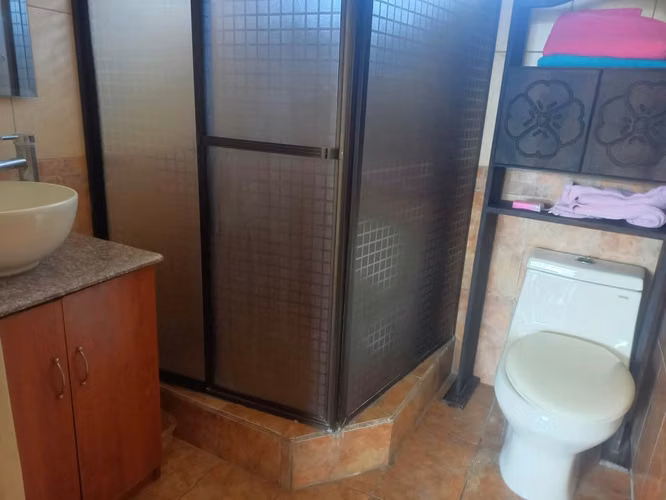 ¡Casa en Venta en Guadalupe! ¡5 habitaciones + patio! Inversión familiar con apartamento - Imagen 19