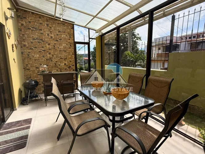 Casa esquinera 630 m² con 4 suites en Ayarco Sur | US$650.000 - Imagen 9