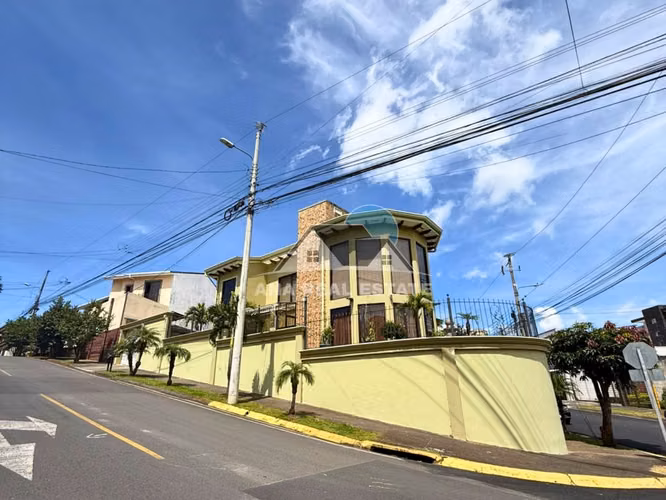 Casa esquinera 630 m² con 4 suites en Ayarco Sur | US$650.000 - Imagen 16
