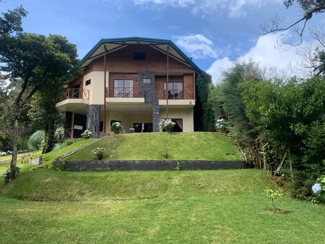 Venta de Hermosa casa en las montañas de San Rafael de Heredia, Residencial