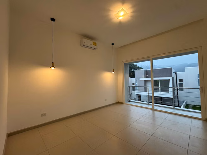 ALQUILER DE CASA NUEVA EN CONDOMINIO, RIO ORO* - Imagen 2