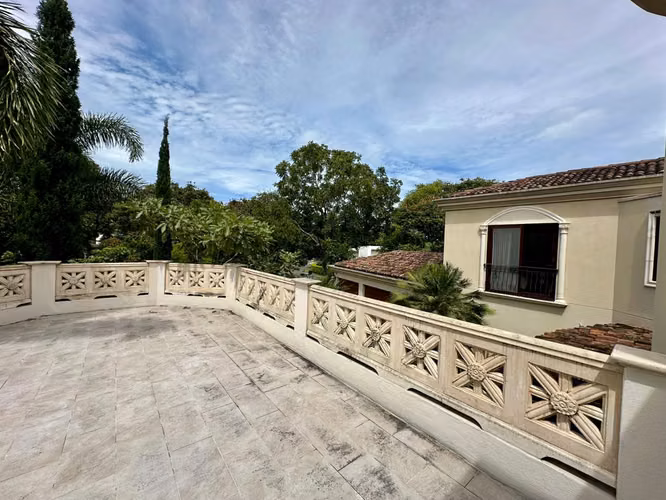 Residencia Mediterránea de Lujo en Venta en Santa Ana