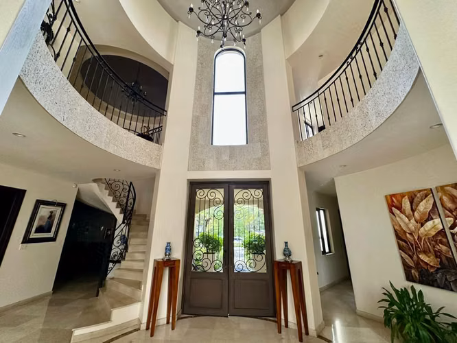 Residencia Mediterránea de Lujo en Venta en Santa Ana
