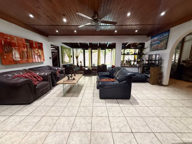 Casa Estilo Europeo con Loft Moderno en San Rafael de Escazú
