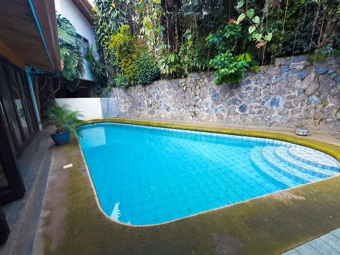 Casa Estilo Europeo con Loft Moderno en San Rafael de Escazú