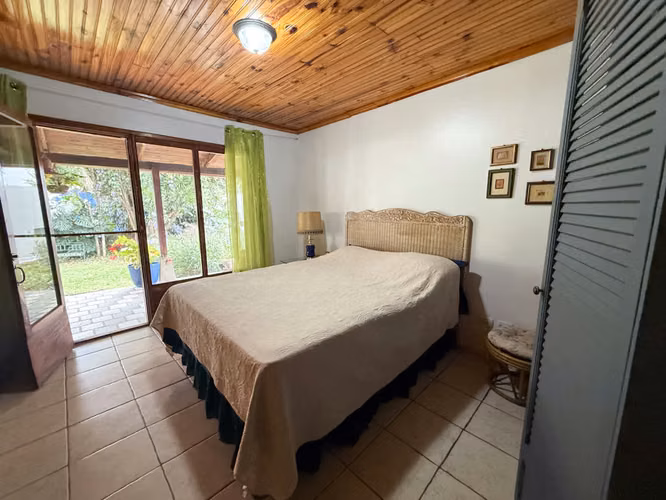 Casa Estilo Europeo con Loft Moderno en San Rafael de Escazú
