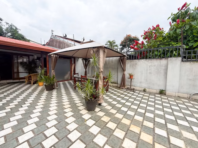 Casa Estilo Europeo con Loft Moderno en San Rafael de Escazú