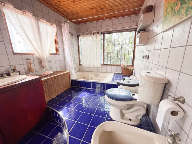 Casa Estilo Europeo con Loft Moderno en San Rafael de Escazú
