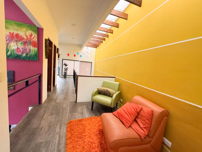 Casa Estilo Europeo con Loft Moderno en San Rafael de Escazú