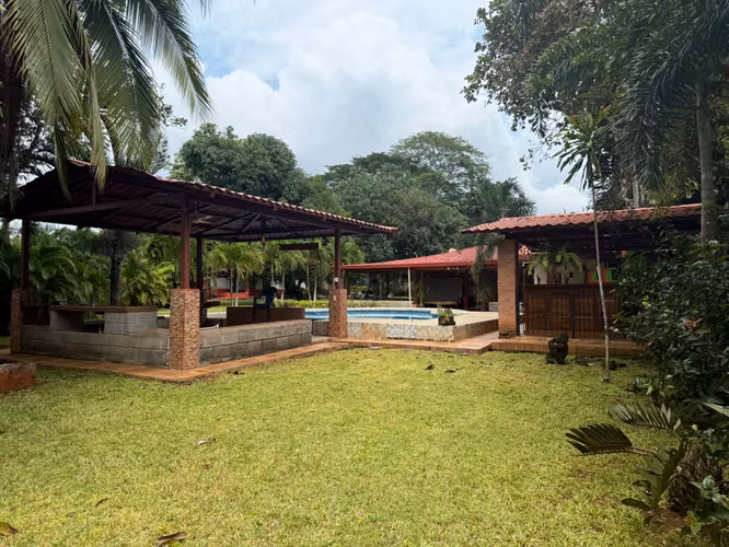En venta hermosa propiedad con dos casas, piscina y amplias zonas verdes – Labrador, San Mateo - Imagen 3