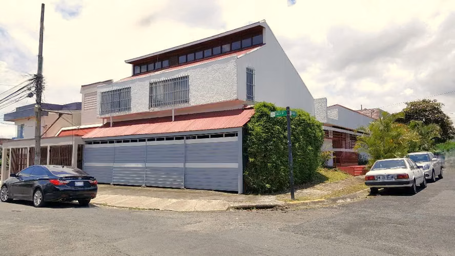Casa Amplia en Venta en Los Yoses Sur Diseño Exclusivo de Jorge Bertheau