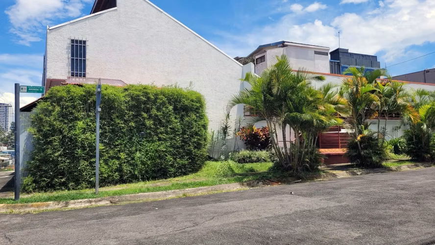 Casa Amplia en Venta en Los Yoses Sur Diseño Exclusivo de Jorge Bertheau