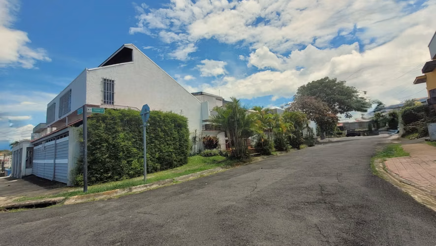 Casa Amplia en Venta en Los Yoses Sur Diseño Exclusivo de Jorge Bertheau