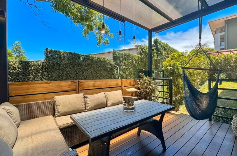 CONDO PITIES WITH LARGE PRIVATE GARDEN