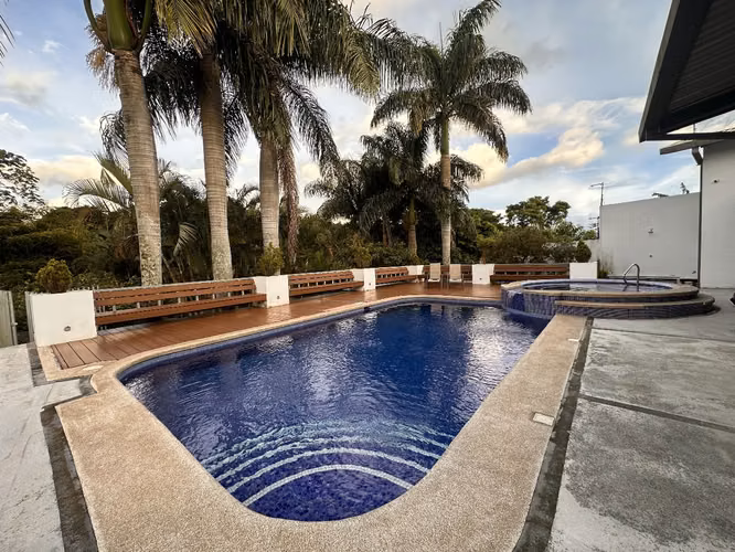 Venta de casa en condominio Sabanilla #40807