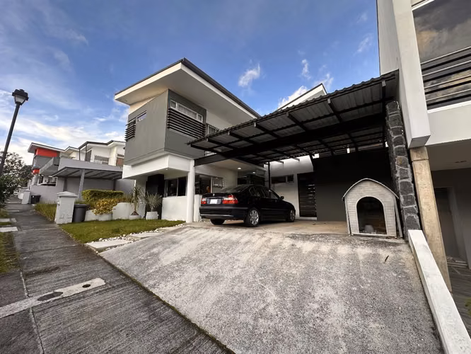 Venta de casa en condominio Sabanilla #40807
