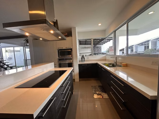 Venta de casa en condominio Sabanilla #40807