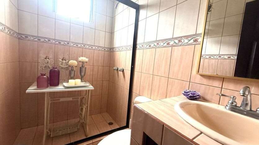 Venta de casa con Amplio Jardín y Vista Panorámica - Imagen 8