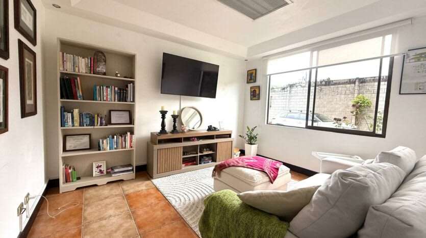 Venta de casa con Amplio Jardín y Vista Panorámica - Imagen 9