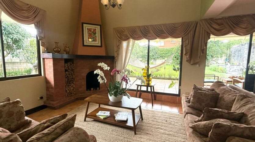 Venta de casa con Amplio Jardín y Vista Panorámica - Imagen 4