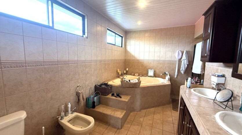 Venta de casa con Amplio Jardín y Vista Panorámica - Imagen 6