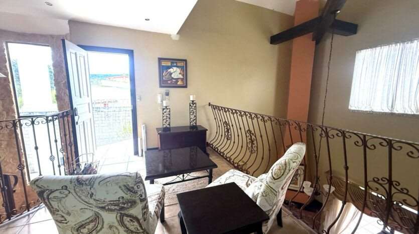 Venta de casa con Amplio Jardín y Vista Panorámica - Imagen 3