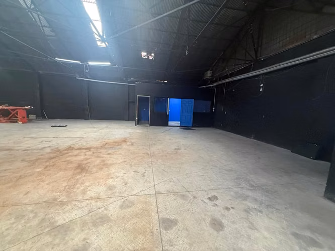 SE ALQUILA BODEGA CENTRO TIBAS
