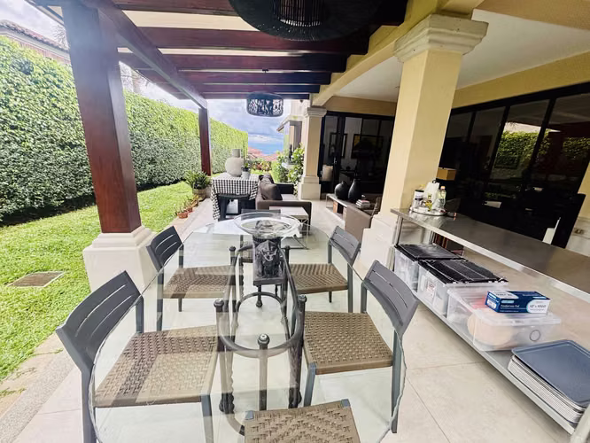 Se vende casa de una planta, en condominio en condominio en Escazú.