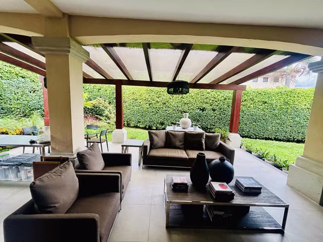 Se vende casa de una planta, en condominio en condominio en Escazú.