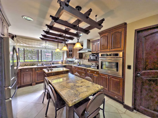CASA EN VENTA COLINAS DE MONTEALEGRE QUE COMBINA LUJO UBICACIÓN Y DISEÑO EN PINARES CURRIDABAT - Imagen 8