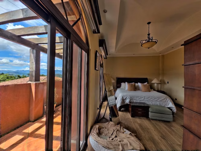CASA EN VENTA COLINAS DE MONTEALEGRE QUE COMBINA LUJO UBICACIÓN Y DISEÑO EN PINARES CURRIDABAT - Imagen 6