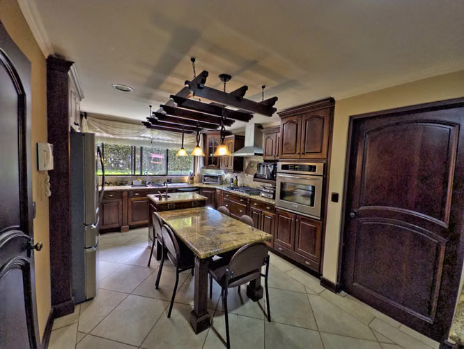 CASA EN VENTA COLINAS DE MONTEALEGRE QUE COMBINA LUJO UBICACIÓN Y DISEÑO EN PINARES CURRIDABAT - Imagen 9