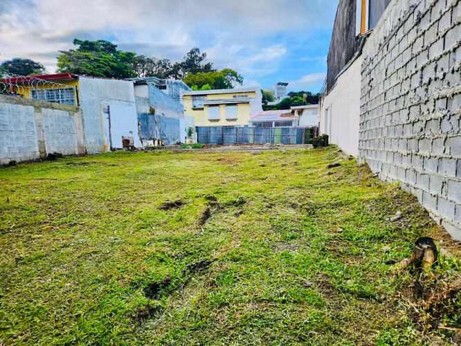 Venta de terreno en Rohrmoser por el Colegio Humbold