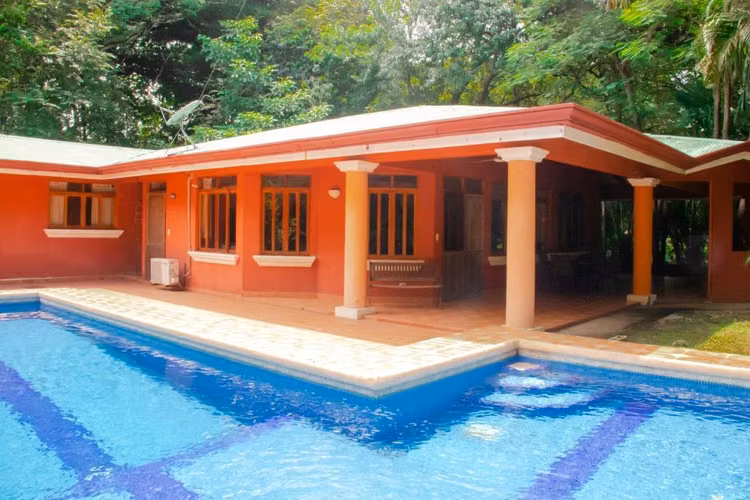 Casa con Piscina Privada y Casa de Huéspedes – Playa Potrero - Imagen 2