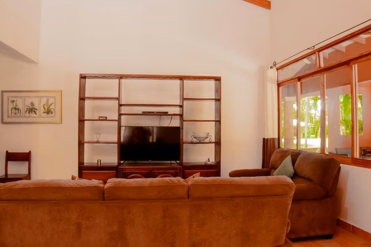 Casa con Piscina Privada y Casa de Huéspedes – Playa Potrero - Imagen 4