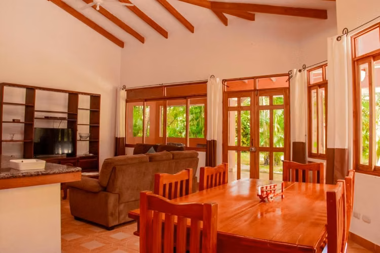Casa con Piscina Privada y Casa de Huéspedes – Playa Potrero - Imagen 6