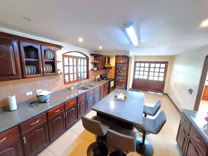 Casa en venta en Heredia, Santo Domingo.  4 Hab 3 Master, una en planta baja.  Confort & Elegancia