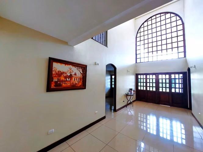 Casa en venta en Heredia, Santo Domingo.  4 Hab 3 Master, una en planta baja.  Confort & Elegancia