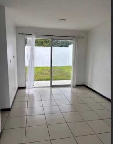 Se vende casa en santa barbara de Heredia - Imagen 4