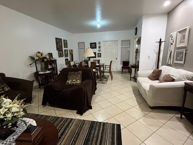 Venta de casa en condominio residencial, situado en Heredia.