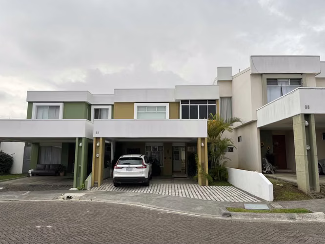 Venta de casa en condominio residencial, situado en Heredia.