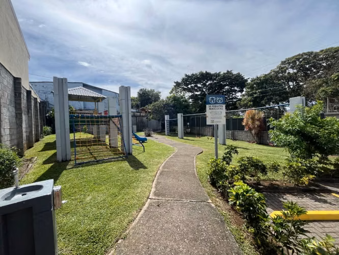 Venta de casa en condominio residencial, situado en Heredia.