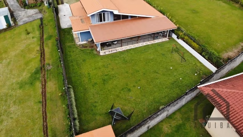 Espectacular Propiedad Con 1,382m2 / Una Planta / Hermoso Jardín