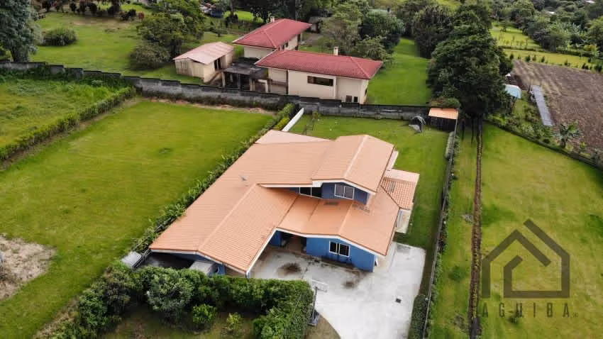 Espectacular Propiedad Con 1,382m2 / Una Planta / Hermoso Jardín