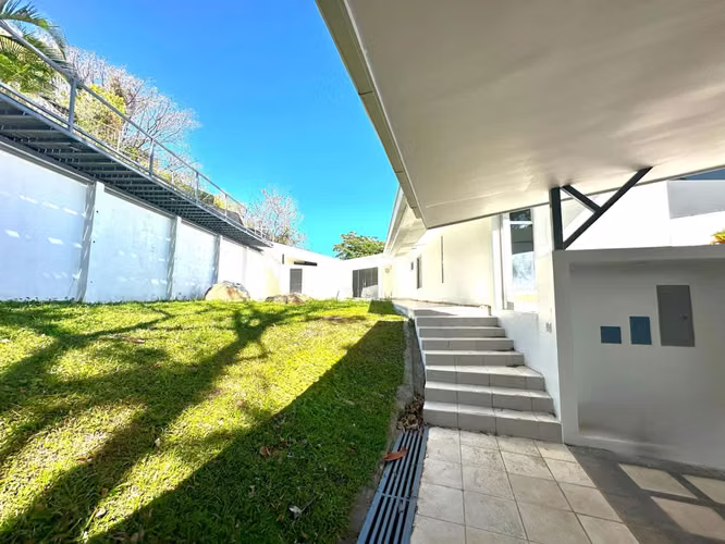 Venta de Casa en Santa Ana - Elegancia en un Entorno Natural